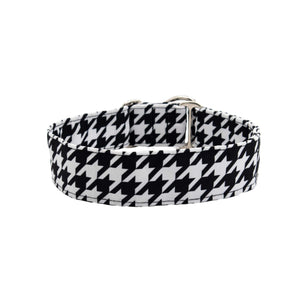 Black and white houndstooth patterned dog collar on a light gray background