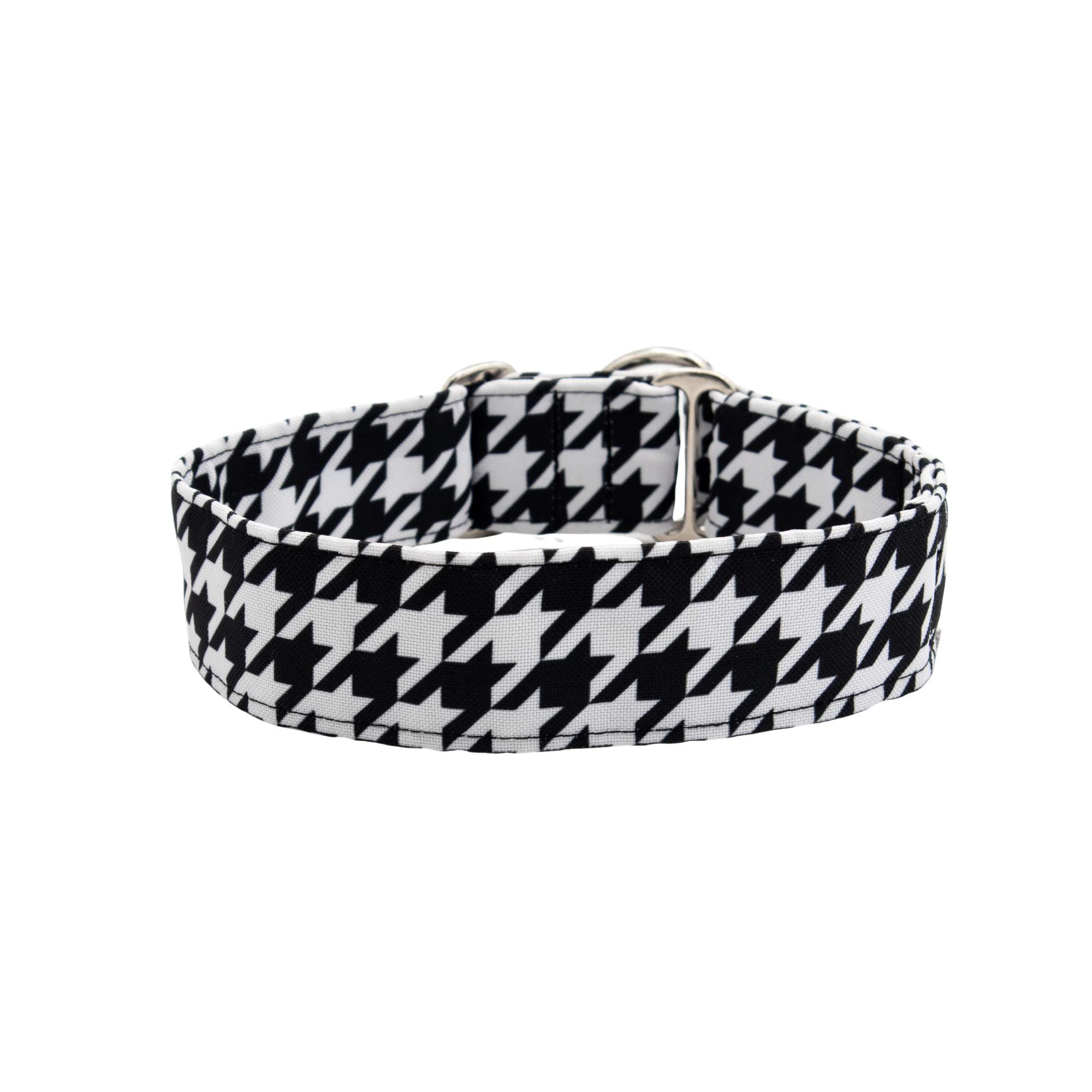 Black and white houndstooth patterned dog collar on a light gray background
