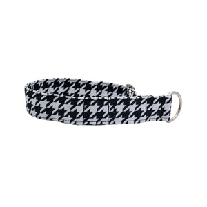 Black and white houndstooth patterned dog collar on a light gray background